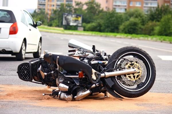 Comprendiendo tus opciones cuando los conductores se van de la escena de un accidente de motocicleta