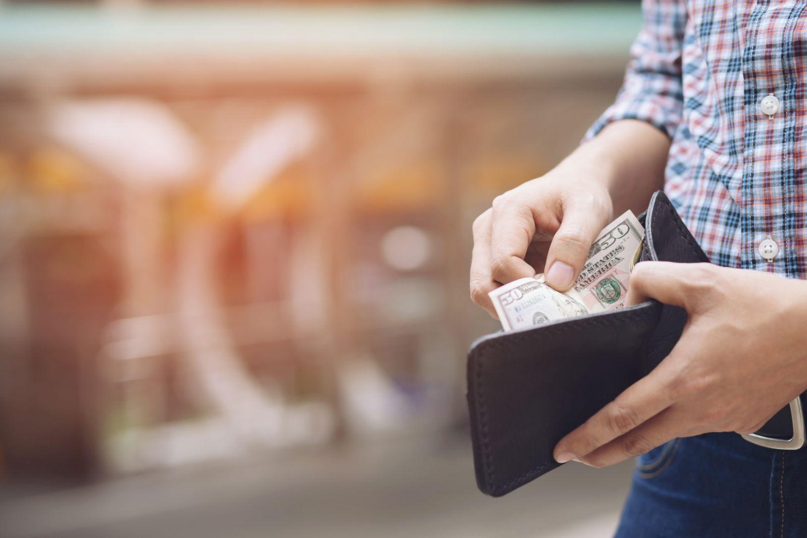 ¿Cómo puedo recibir compensación por gastos de bolsillo de un accidente automovilístico?