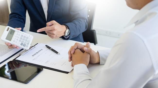 ¿Qué debo hacer si la compañía de seguros de la parte culpable ofrece un acuerdo?