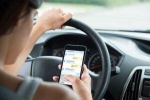 ¿Cuándo puedes usar legalmente tu teléfono celular mientras conduces?