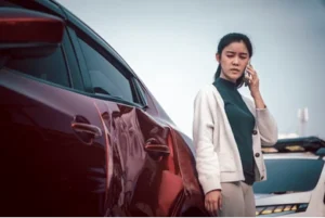 ¿Qué sucede si un conductor sin licencia tiene un accidente con mi coche?