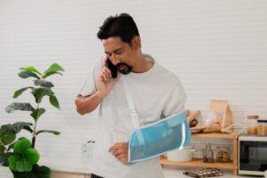 ¿Qué hacer si un camión de DHL choca contra tu coche?